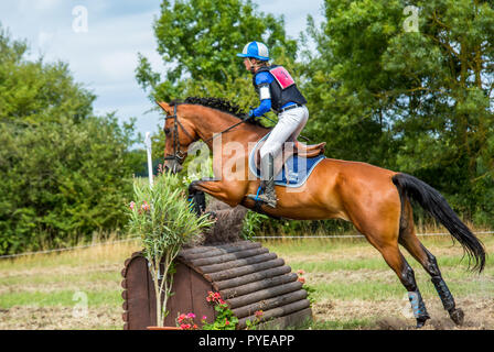 Saint Cyr du Doret, France - le 29 juillet 2016 : Woman riding horse plus obstacle à l'émission cross country event Banque D'Images