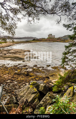 Les ruines du clan Macdonald 13e siècle Castle Tioram, sur les rives du Loch Moidart dans l'ouest de l'Écosse Banque D'Images