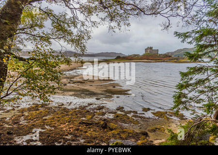 Les ruines du clan Macdonald 13e siècle Castle Tioram, sur les rives du Loch Moidart dans l'ouest de l'Écosse Banque D'Images