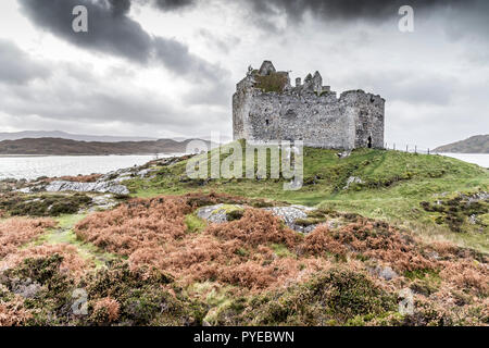 Les ruines du clan Macdonald 13e siècle Castle Tioram, sur les rives du Loch Moidart dans l'ouest de l'Écosse Banque D'Images