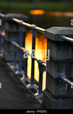 Clôtures béton métal pendant le coucher du soleil Banque D'Images