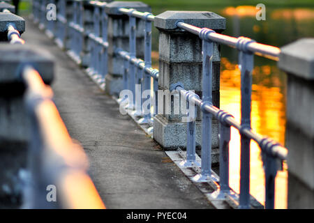 Clôtures béton métal pendant le coucher du soleil Banque D'Images
