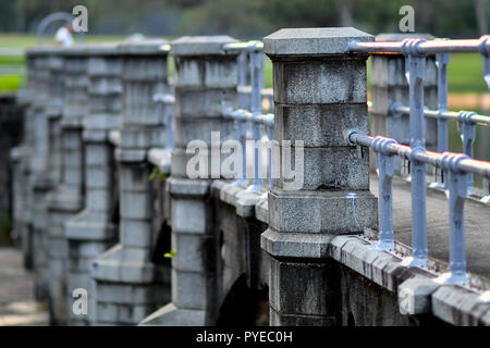 Clôtures béton métal pendant le coucher du soleil Banque D'Images