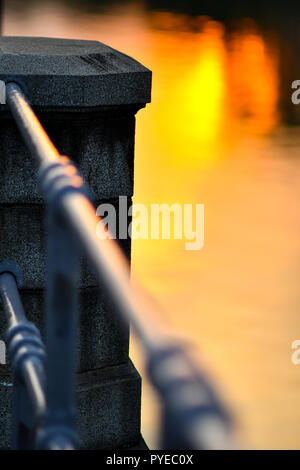Clôtures béton métal pendant le coucher du soleil Banque D'Images