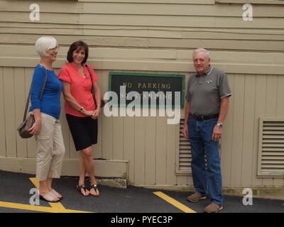 Trois amis à l'extérieur de NJ magasin d'antiquités à Lafayette, NJ. Banque D'Images