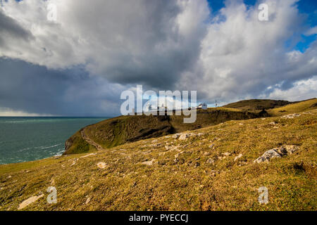 Phare d'Anvil point vue de dessus Tilly fantaisie grottes sur le coût du sud-ouest, chemin Parc Durlston Country, Swanage, Angleterre Banque D'Images