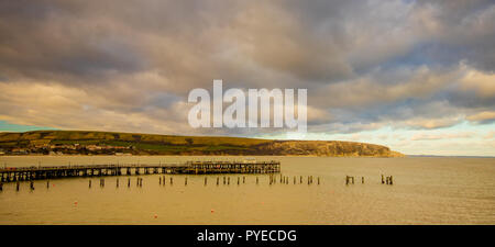 Vue sur les quais de la baie de Swanage vers Ballard, Dorset, UK Banque D'Images