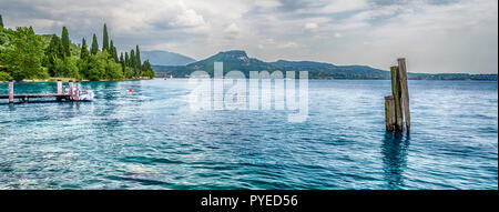 Superbe vue panoramique sur le lac de Garde depuis Punta San Vigilio, Italie Banque D'Images