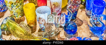 Gobelets en verre de murano coloré traditionnel à vendre à l'île de Murano, Venise, Italie. L'île est une attraction populaire pour les touristes, célèbre pour ses gl Banque D'Images