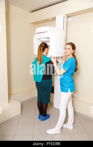 Jeune femme patient debout dans x-ray machine. Radiographie panoramique Banque D'Images