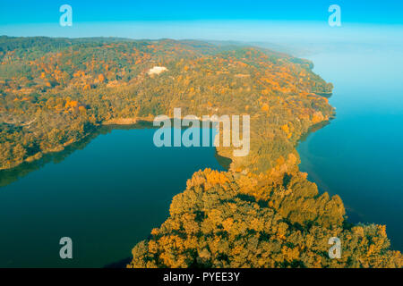 Lac de montagne pittoresque en automne. Lac près de la mer. Belle nature sauvage. Vue aérienne Banque D'Images