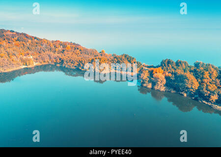 Lac de montagne pittoresque en automne. Lac près de la mer. Belle nature sauvage. Vue aérienne Banque D'Images