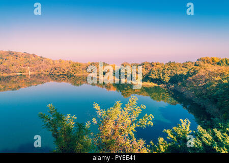 Lac de montagne pittoresque dans la forêt dans le matin d'automne. Belle nature sauvage. Vue aérienne Banque D'Images