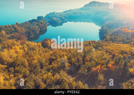 Forêt de montagne pittoresque lac en automne au lever du soleil. Lac près de la mer. Belle nature sauvage. Vue aérienne Banque D'Images