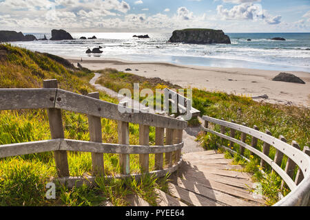 Escalier en bois menant à la plage de Bandon, Oregon, USA Banque D'Images