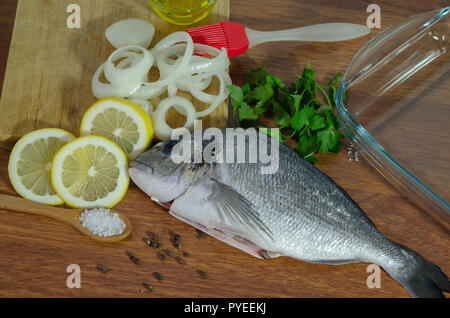 Matières premières fraîches poisson de mer sur planche à découper en bois Banque D'Images