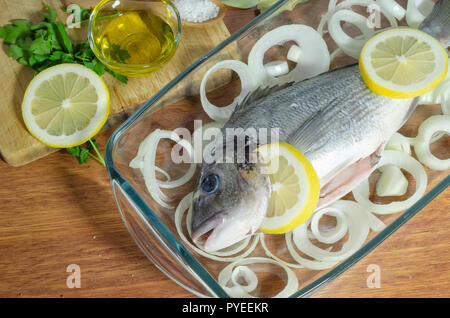 Poissons de mer crus . Sea Bass prêts à être cuisinés Banque D'Images