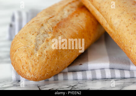 Des baguettes sur la table en bois blanc. Vue de dessus, Close up Banque D'Images