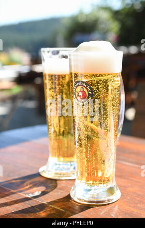 Brasserie Alpirsbacher Klosterbrau allemande bière - la bière dans des verres à bière de marque sur la table d'extérieur - Forêt Noire, Allemagne, Europe Banque D'Images