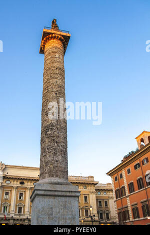 Vue sur les anciennes ruines de Marco Aurelio dans Piazza Colonna Rome, Italie sur une journée ensoleillée. Banque D'Images