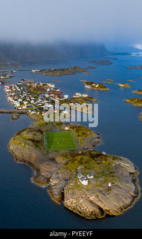 La plupart des soccer à distance du terrain dans le monde - sur les îles Lofoten, Henningsvaer Banque D'Images