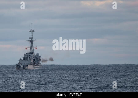 Un navire de la marine française Latouche-Tréville forêt sa principale arme tout en bateau à l'avant du navire canadien de Sa Majesté Ville de Québec alors que près de la côte de la Norvège au cours de l'exercice Trident Stade le 26 octobre 2018. Photo : Cplc André Maillet, les services d'imagerie de la FMAR(P) Banque D'Images