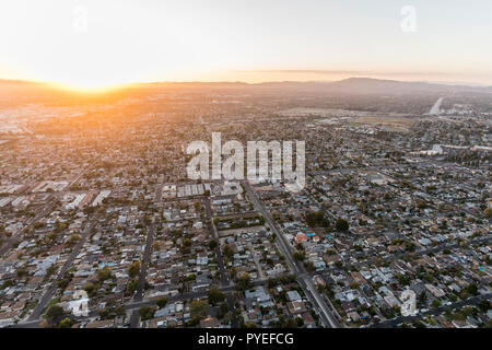 Coucher du soleil Vue aérienne de San Fernando Valley homes et dans les rues de Los Angeles, Californie. Banque D'Images