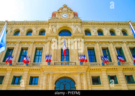 Avis sur l'hôtel de ville de Cannes, France sur une journée ensoleillée. Banque D'Images