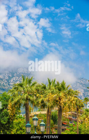 Vue paysage sur Monte Carlo, Monaco avec des montagnes en arrière-plan. Banque D'Images