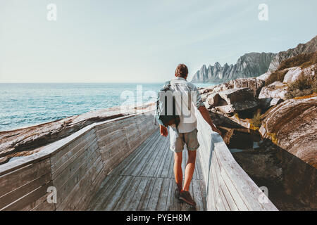 Man Walking on beach touristiques pont en bois avec sac à dos en voyage en Norvège de vie sain concept aventure plein air vacances Banque D'Images