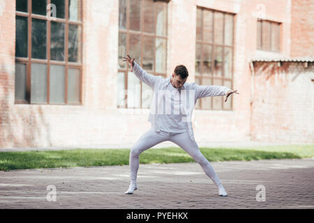 Beau jeune danseur effectuant la danse contemporaine sur la rue Banque D'Images