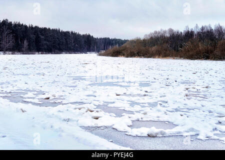 La glace et la neige sur la rivière Banque D'Images