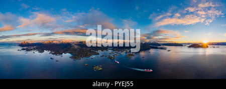 Lever de soleil sur l'antenne de Svolvær, îles Lofoten, Norvège Banque D'Images