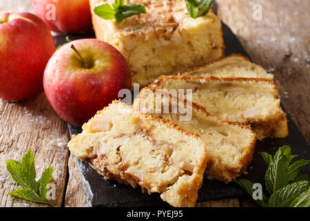 Délicieux pain pommes maison avec de la cannelle et de la menthe sur la table horizontale. Banque D'Images