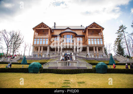 Maison en bois honka dans le parc Mezhyhirya. Résidence de l'ancien président de l'Ukraine. L'Ukraine, Kiev. 24 février 2014 Banque D'Images