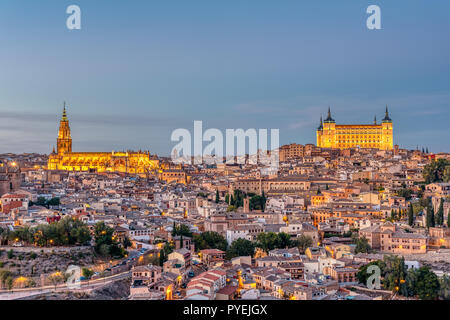 La vieille ville de Tolède en Espagne avec la Cathédrale et l'Alcazar au crépuscule Banque D'Images