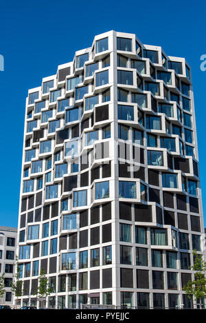 Bâtiment moderne de haute tour d'habitation vu à Munich, Allemagne Banque D'Images