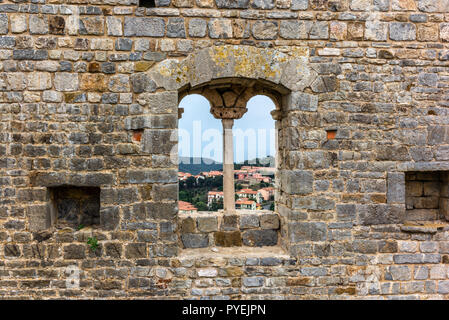 Panorama sur les collines toscanes à partir d'un vieux windown médiévale dans les murs de Campiglia Marittima en Toscane - 1 Banque D'Images