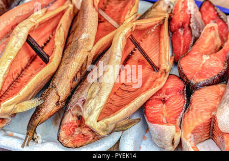 Le poisson fumé prêt à vendre au marché de producteurs locaux Banque D'Images