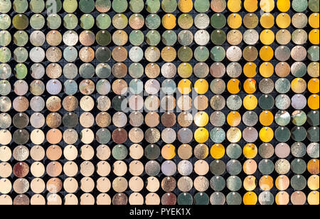 Arrière-plan de petites plaques de métal de couleur or Banque D'Images