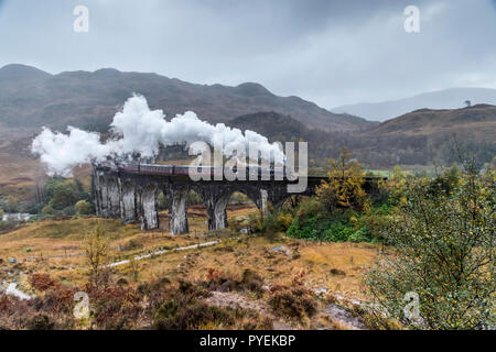 Le Jacobite, Fort William à Mallaig scenic railway en passant le viaduc Églefin Glen dirigé par le LMS Classe 5MT 4-6-0 45157, le Glasgow Highlander Banque D'Images