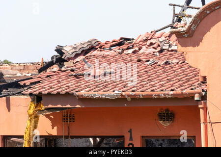 Une vue en gros plan d'une section avant de la grille d'une maison qui a pris feu et a été entièrement détruite Banque D'Images