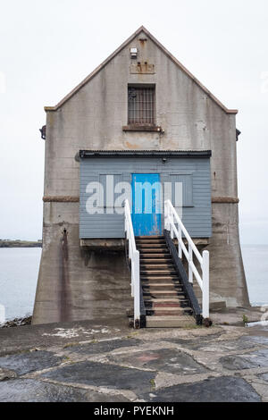 Vue de face d'une station de sauvetage désaffectée dans le port de Wick, Caithness, en Écosse. Banque D'Images