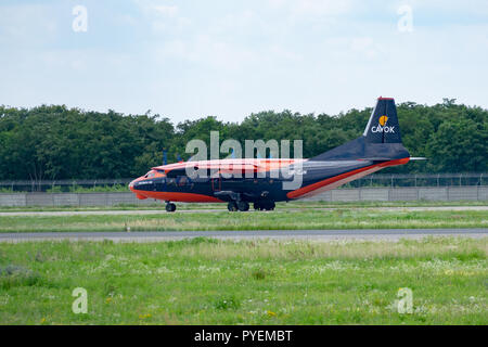 La région de Kiev, Ukraine - 1 août 2018 : Antonov An-12 cargo est le roulage vers la piste de l'aéroport Banque D'Images