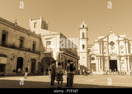 La HAVANE, CUBA - 16 janvier 2017 : vue panoramique de la place de la cathédrale dans la vieille Havane avec l'architecture baroque de la cathédrale de San Cristobal. Cobbleston Banque D'Images