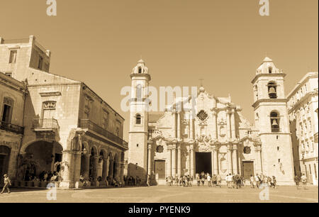 La HAVANE, CUBA - 16 janvier 2017 : vue panoramique de la place de la cathédrale dans la vieille Havane avec l'architecture baroque de la cathédrale de San Cristobal. Cobbleston Banque D'Images