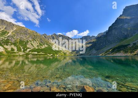 Magnifique paysage de l'étang noir en Gasienicowy Tatras, Pologne Banque D'Images