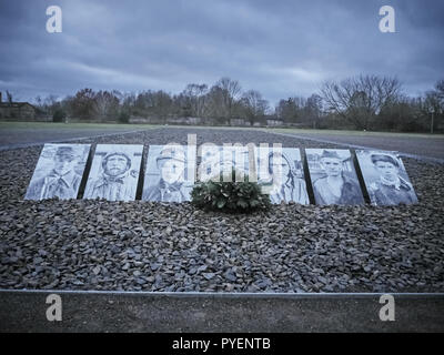 Orianenburg, Allemagne - 12 décembre 2017 : vue d'un rangée de photos dédié aux victimes au camp de concentration de Sachsenhausen Banque D'Images