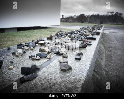 Orianenburg, Allemagne - 12 décembre 2017 : un mur de pierres, une pour chaque vie perdue dans le camp de concentration de Sachsenhausen Banque D'Images