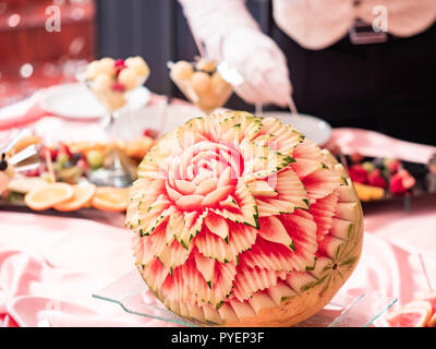 Close up de pastèque sculptée comme rose dans le restaurant. La sculpture sur fruits et de baies. Banque D'Images